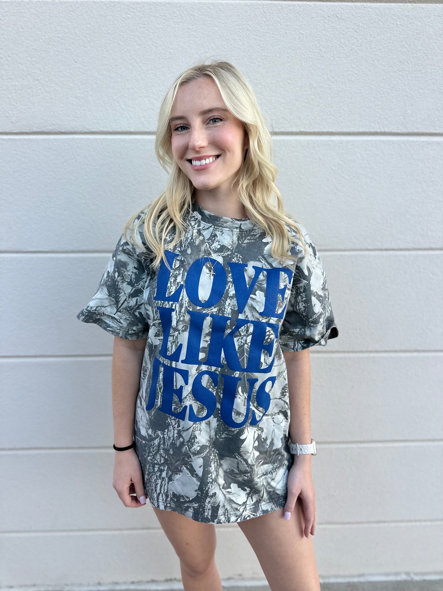 Love like Jesus tee