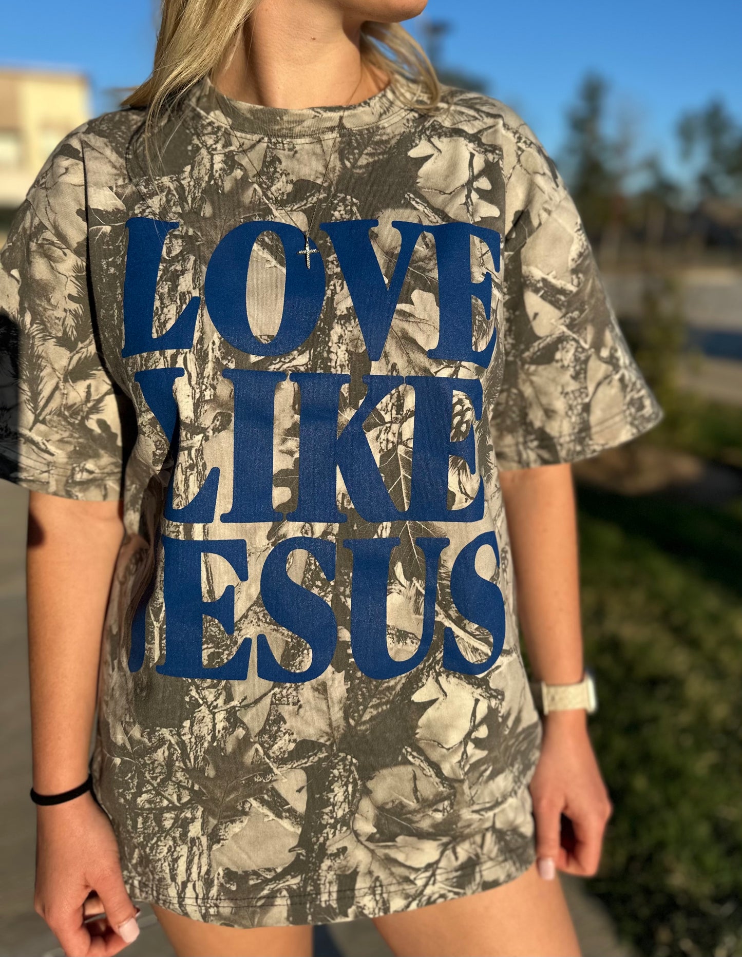 Love like Jesus tee