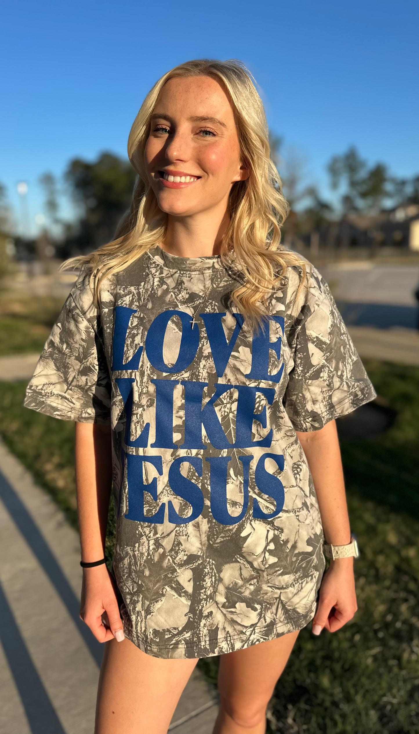 Love like Jesus tee